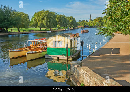 Stratford-upon-Avon, Warwickshire und Boote auf dem Fluss Avon, früh an einem herbstlichen Morgen. Stockfoto