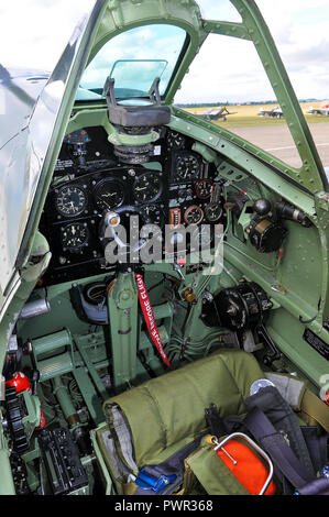 Zweiten Weltkrieg Supermarine Spitfire Cockpit. Instrumententafel, Lenksäule, Gewehr abfeuern, auslösen. Kurzwahlen, Gauges. Gun Anblick. Spaten Griff Stockfoto