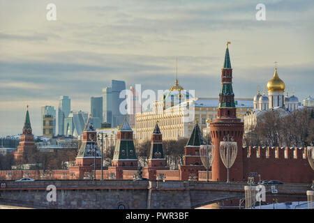 Alte Kreml gegen moderne Moskva-City im Winter Stockfoto
