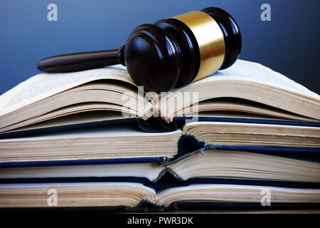 Gesetz Bücher und Hammer in einem Gericht. Prozeß und Gerechtigkeit. Stockfoto