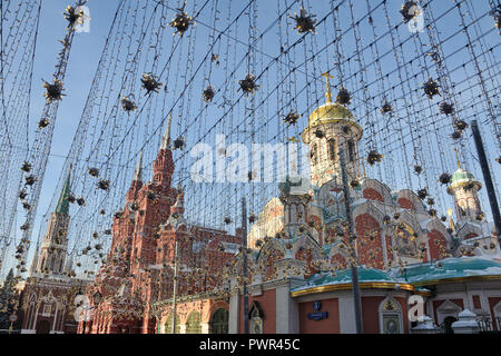 Festliche Lichter über nikolskaya Street Stockfoto