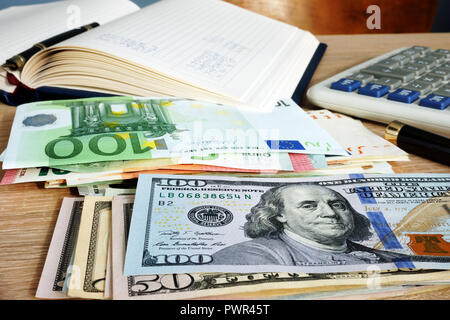 Wechselkurs. Stapel von Euro und Dollar auf Buchhalter Schreibtisch. Stockfoto