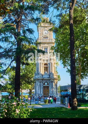 Touristen zu Fuß mit Blick auf den Dolmabahçe Uhrenturm, bei der Eingabe der Dolmabahçe-Palast entfernt. Besiktas Bezirk. Istanbul, Türkei. Stockfoto