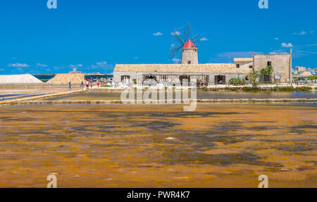 Museo del Sale (Salt Museum) an den Salinen von Trapani. Sizilien, Süditalien. Stockfoto