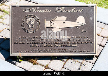 Plakette erste weibliche Alleinflug über den Atlantik zu gedenken von Amelia Earhart. Harbour Grace, Neufundland, Ausgangspunkt ihrer Flug. Stockfoto