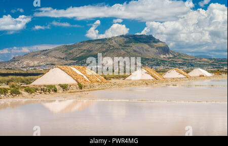 Salinen in der Sonne mit Erice Berg im Hintergrund. Salinen von Trapani, Sizilien, Süditalien. Stockfoto