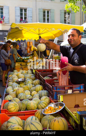 Ein Anbieter verkaufen Melone Melonen (Charentais) auf einem Markt in Südfrankreich Stockfoto