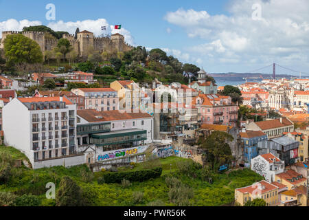 Blick von einem Aussichtspunkt über das Stadtzentrum und die Saint George im Hintergrund das Schloss, Lissabon, Portugal, Europa Stockfoto