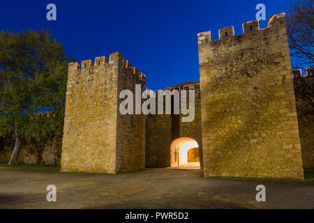 Beleuchtete São Gonçalo Tor in Lagos bei Dämmerung, Algarve, Portugal, Europa Stockfoto