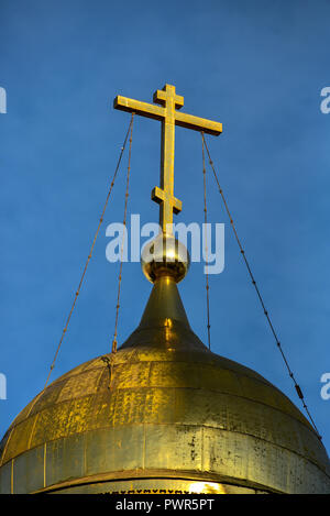 Moskau, Russland - 16. Oktober, 2018: Kreuz auf der Kuppel der Kasaner Kathedrale in Moskau, Russland. Stockfoto