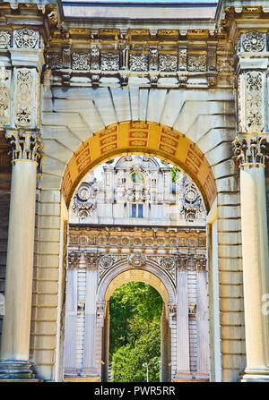 Die Kaiserliche Tor oder Sultan Tor, Saltanat Kapisi, der Dolmabahce Palast, im Stadtteil Besiktas. Blick aus dem Garten. Istanbul. Stockfoto