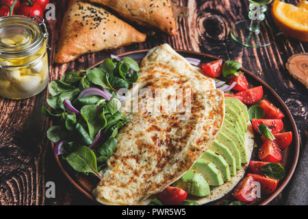 Omelette mit Avocado, Tomate, Mozzarella, Käse, Orangensaft, samsa. Gesundes Gericht Stockfoto