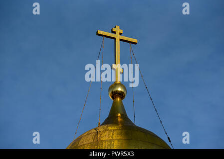 Moskau, Russland - 16. Oktober, 2018: Kreuz auf der Kuppel der Kasaner Kathedrale in Moskau, Russland. Stockfoto