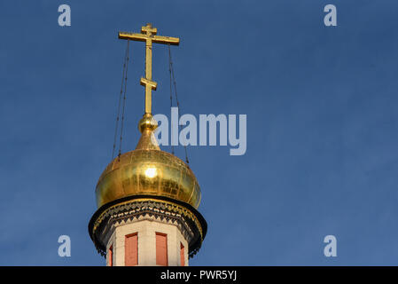Moskau, Russland - 16. Oktober, 2018: Kreuz auf der Kuppel der Kasaner Kathedrale in Moskau, Russland. Stockfoto
