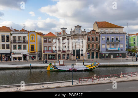 Typische moliceiros Boote im Zentrum von Aveiro, Portugal, Europa Stockfoto