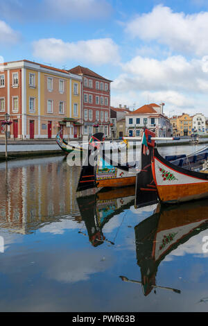 Typische moliceiros Boote im Zentrum von Aveiro, Portugal, Europa Stockfoto