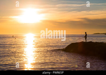 Silhouette von Mann angeln im Mittelmeer, Frankreich Stockfoto