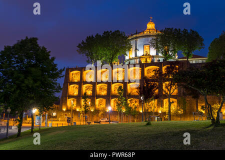 Beleuchtete Serra do Pilar Kloster in der Dämmerung, Porto, Portugal, Europa Stockfoto