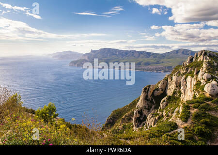 Atemberaubende Aussicht auf das Mittelmeer und die Französische Riviera Küste aus Sicht entlang der Route Des Cretes Stockfoto