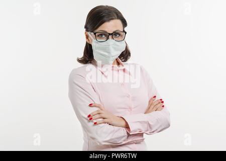 Portrait von Business woman in Schutzmaske an Kamera suchen, weißen Hintergrund. Stockfoto