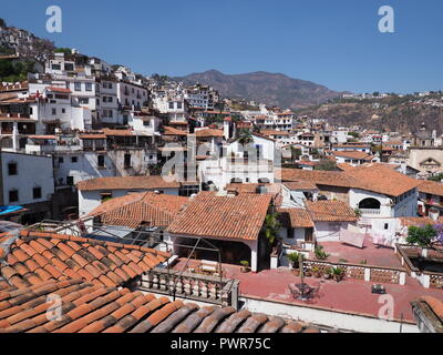 Roten Dach und großartige Stadtbild Landschaft der historischen Stadt in Mexiko Taxco Stockfoto