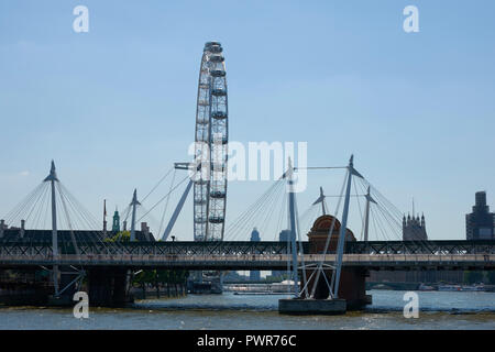 LONDON/ENGLAND - 26. Juni 2018: London Eye. London Eye (berühmte Touristenattraktion) hinter Hungerford und Golden Jubilee Bridges. Stockfoto