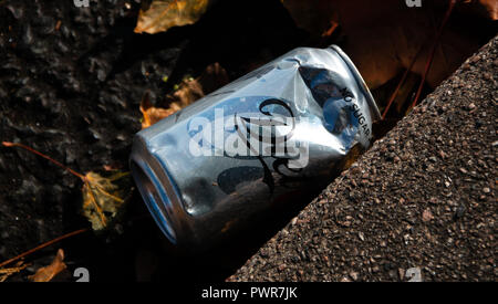 Ein übersät kann Cola in einer Dachrinne Stockfoto