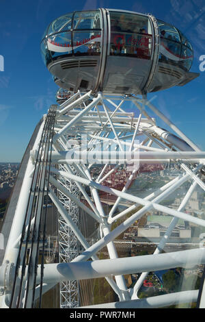 LONDON/Großbritannien - 26. Juni 2018: Blick auf London aus London Eye - beliebte Attraktion und Symbol der Stadt Stockfoto