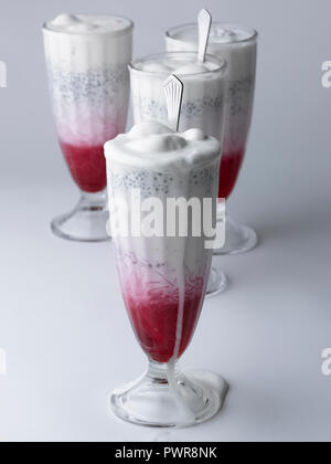 INDIAN DESSERT/FALOODA MIT MILCH, rose Sirup & Vanille Eis Stockfoto