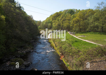 Der Fluss Etherow im Frühjahr an Etherow Country Park Compstall in der Nähe von Marple Cheshire England Stockfoto