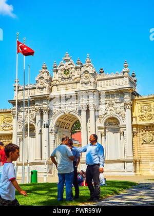 Bürger im Gespräch mit Blick auf die Kaiserliche Tor oder Sultan Tor, Saltanat Kapisi, der Dolmabahce Palast, Zugang zum Garten. Istanbul, Türkei. Stockfoto