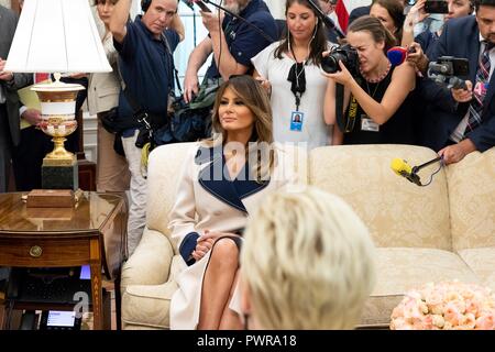 Us-First Lady Melania Trump als Präsident Donald Trump trifft sich mit der polnische Präsident Andrzej Duda im Oval Office des Weißen Hauses September 18, 2018 in Washington, DC. Stockfoto