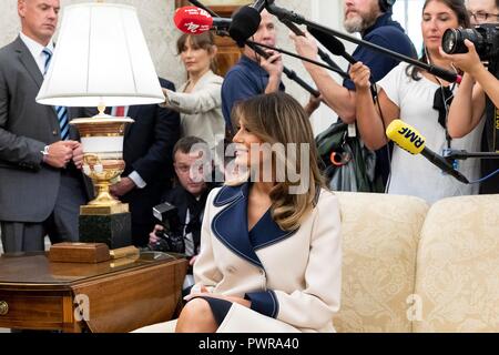Us-First Lady Melania Trump als Präsident Donald Trump trifft sich mit der polnische Präsident Andrzej Duda im Oval Office des Weißen Hauses September 18, 2018 in Washington, DC. Stockfoto