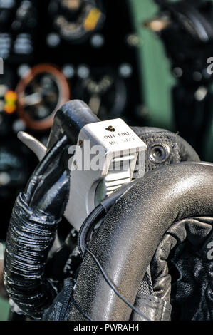 Spitfire-Cockpit-Pistolengriff, Waffenfeuerknopf an der Steuersäule im Cockpit. RAF-Jagdflugzeug aus dem Zweiten Weltkrieg, Pilotenstab mit Helmkante Stockfoto