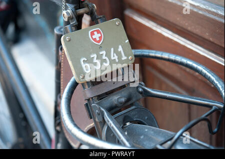 Schweizer Fahrradkennzeichen, Fahrrad-Nummerntafel Stockfoto
