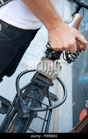 Schweizer Fahrradkennzeichen, Fahrrad-Nummerntafel Stockfoto