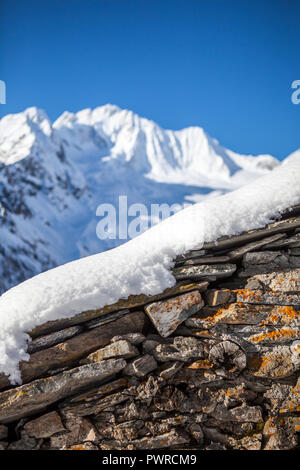 Hütte aus Stein mit Schnee bedeckt, Alpe dell'Oro, Valmalenco, Veltlin Sondrio Provinz, Lombardei, Italien Stockfoto