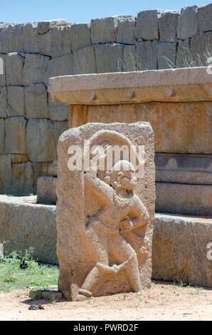 Abbildung von Hanuman geschnitzt auf einem Stein am Eingang der Hazara Rama Tempel, Hampi, Karnataka, Indien Stockfoto