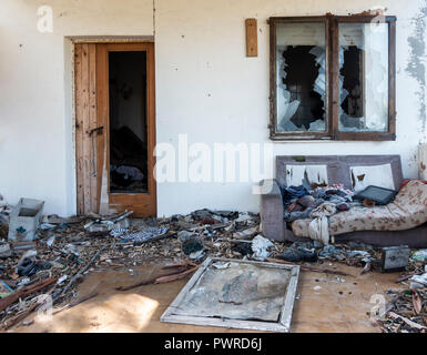 Zerbrochene Fenster auf zurückgelassenes Eigentum, Haus. Stockfoto