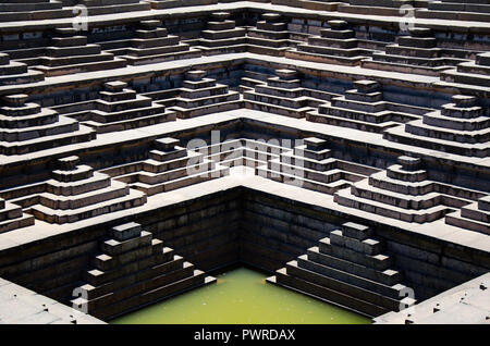 Symmetrische trat square Wassertank im Royal Enclosure an Hampi, Karnataka, Indien. Stockfoto