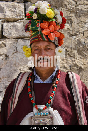 Arische (Brogpa) Männer in Tracht, Biama Dorf, Ladakh, Indien Stockfoto