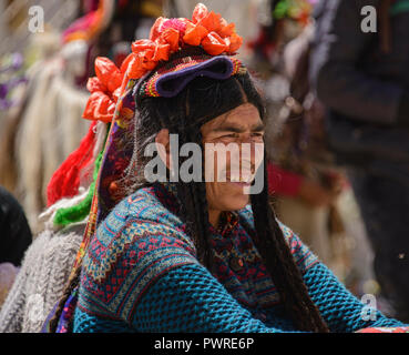 Arische (Brogpa) Frau in Tracht, Biama Dorf, Ladakh, Indien Stockfoto