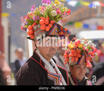 Arische (Brogpa) Männer in Tracht, Biama Dorf, Ladakh, Indien Stockfoto