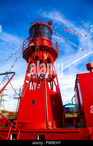 Feuerschiff 95, ein Tonstudio auf einem umgebauten roten Feuerschiff, das dauerhaft in Trinity Booy Wharf, East London, gefestert ist Stockfoto