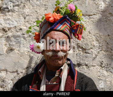 Arische (Brogpa) Männer in Tracht, Biama Dorf, Ladakh, Indien Stockfoto