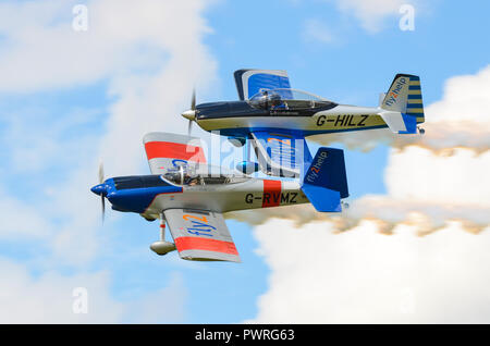 Pilot Andy Hill Fliegen seines Vans RV-8 homebuilt Ebene G - HILZ von RV 8 Aufgabenbereiche display Team. Andy Hill Pilot von Hawker Hunter im Shoreham. Mit Alister Kay Stockfoto