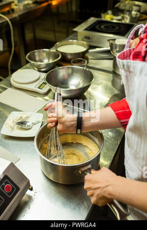 Kochen Sahne von Hand Stockfoto