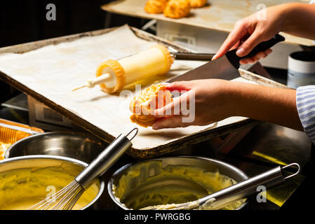 Kuchen in weibliche Hände in der Küche Stockfoto