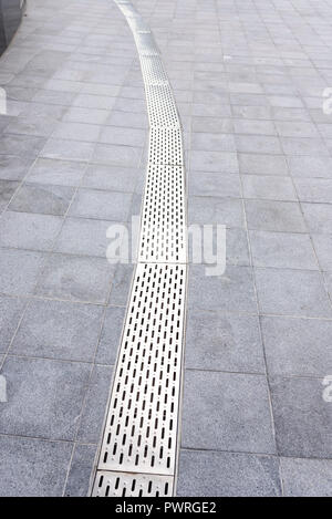 Rinne Abdeckung oder die Kanalisation ablassen am Straßenrand. Stockfoto