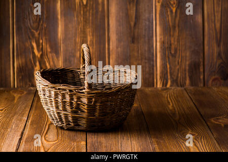 Weidenkorb auf einem Holztisch Stockfoto